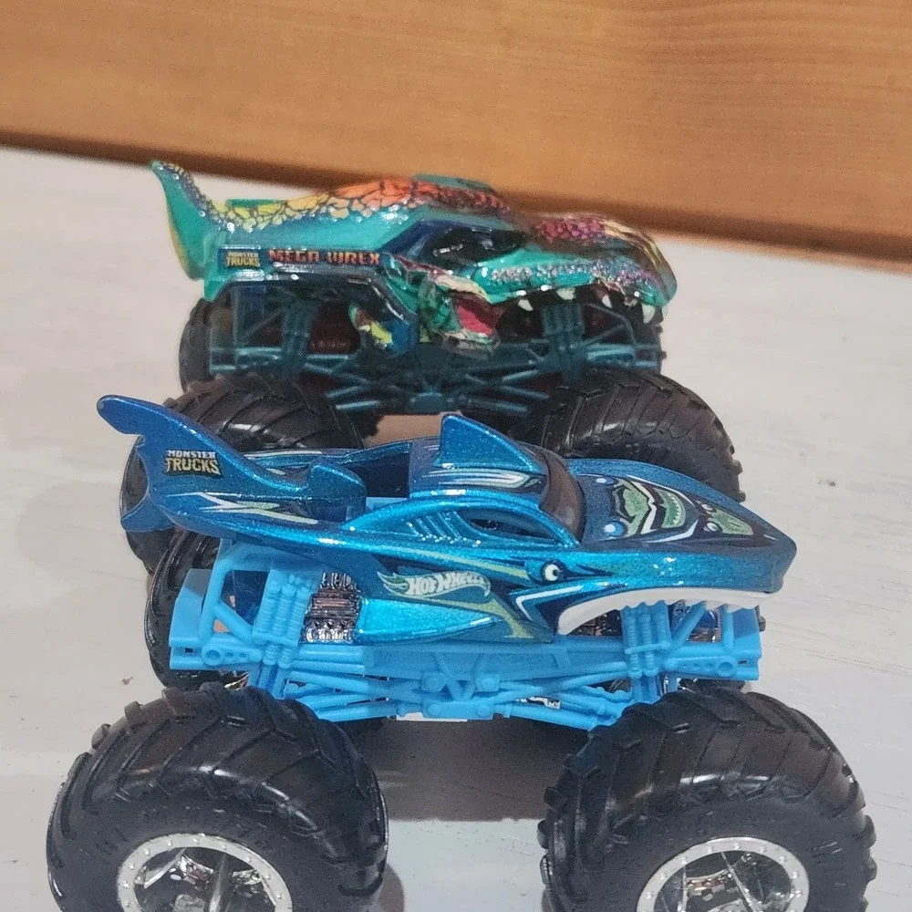 Lot 2 Hot Wheel Monster Jam Truck Shark Wreak Mega Wrex Diecast Trex Shark‎ 1:64